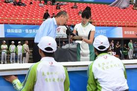 残运会志愿者服装首次登场亮相