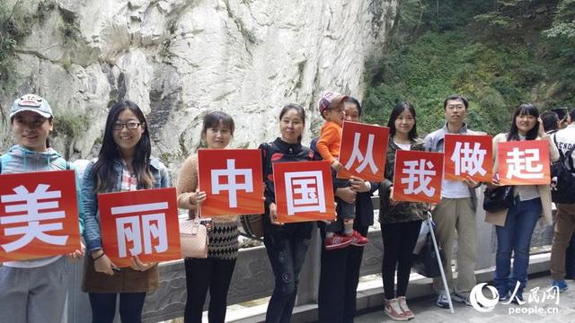 陕西游客手持标语倡导文明出行