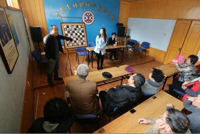 王青伟为老人们授课