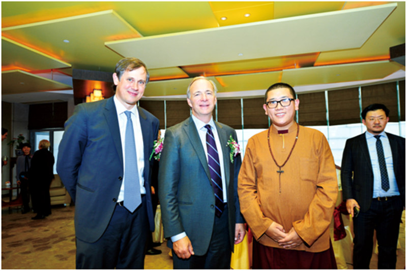 阿字仁波切与美国对冲基金教父、美国桥水公司联席首席投资官、北京达理公益基金会理事瑞·达利欧(Ray Dalio)合影