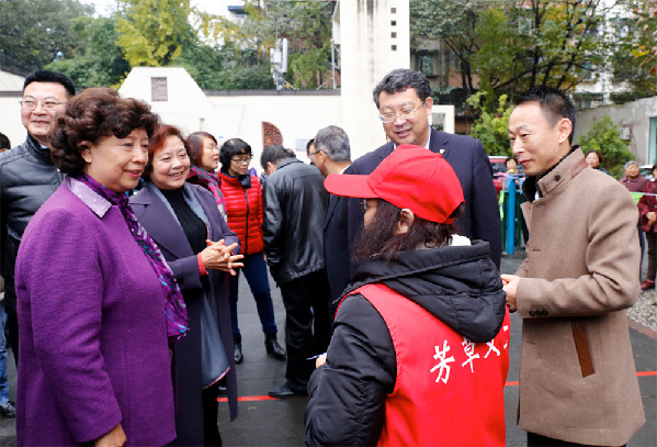 志愿服务宣传展板 12月3至6日,中国志愿服务联合会副秘书长段桂青