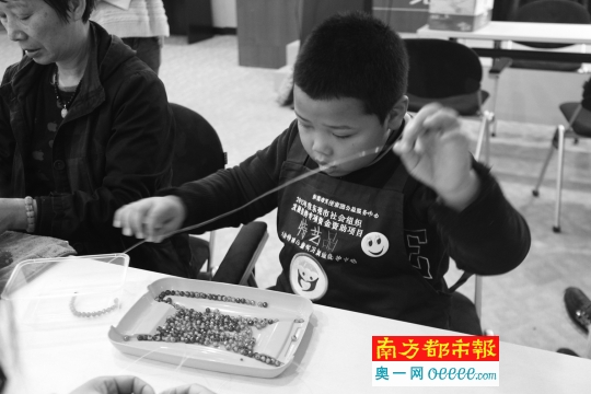 天使家园公益服务中心实施“特艺品”项目,为大龄特殊儿童提供手工培训。