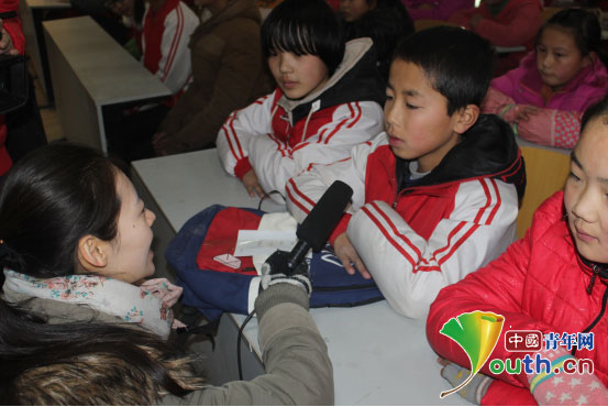 记者在活动现场采访大眼睛娃。郭璋供图 记者在活动现场采访大眼睛娃。郭璋供图