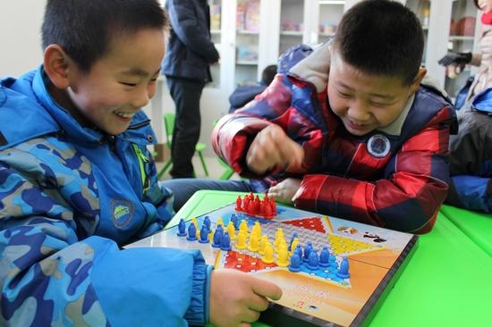 孩子们在儿童快乐家园开心的玩耍