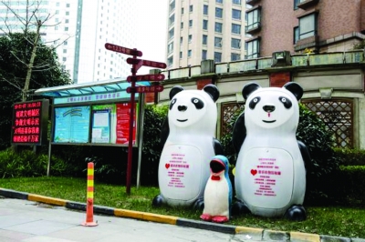上海虹口区一住宅小区内的熊猫废旧衣物回收箱。