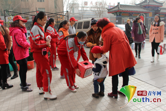 焉耆县志愿者与县一小的少先队员联合开展“焉耆爱·微公益”淘宝义卖活动。苏宏霞供图