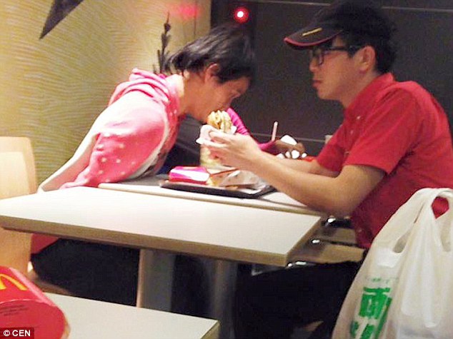 感动世界瞬间:喂一个残疾人顾客