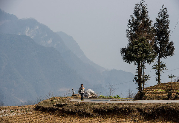 陈兹方的网店在杨柳池集镇上，每天要走2个多小时的山路才能到达（3月2日摄）。