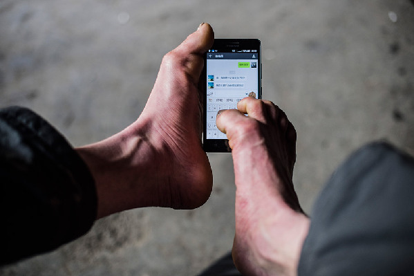 陈兹方用微信联系客户（3月2日摄）。