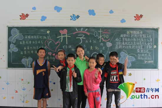 武汉理工大学研究生支教团成员潘君与特殊教育学校的学生们合影。潘君 供图