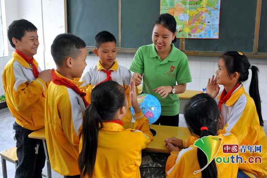 武汉理工大学研支团成员潘君给特教学校学生上地理课。 邵光荣 摄影