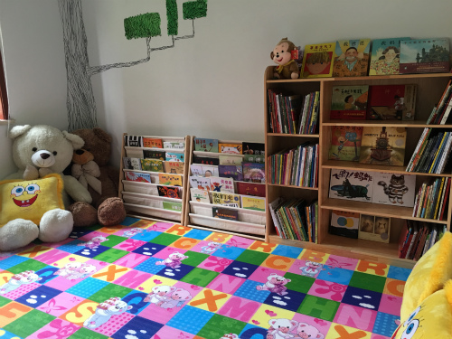 书房内还配备了亲子阅读室。(摄影 刘颖婕)