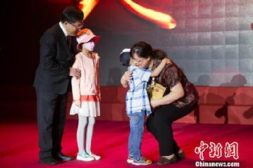 勇闯儿童造血干细胞移植高低的血液肿瘤科专家陈静获评中国最美女医师,接受小患者的祝贺。 芊烨 摄