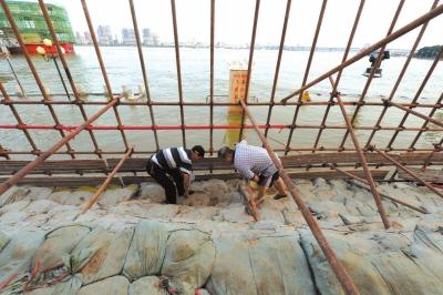 武汉江城守堤人18年两立生死牌:誓与大堤共存亡