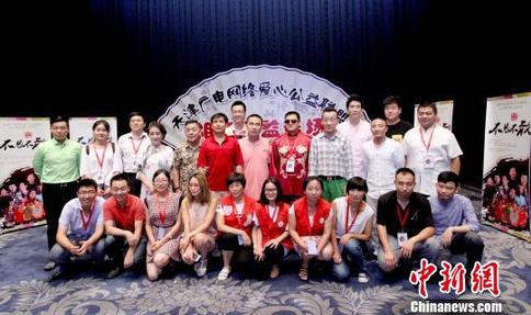 演员们和志愿者合影。 张道正 摄