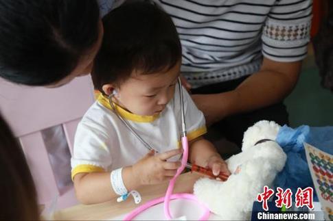 图为孩子在Childlife概念性儿童游戏治疗中心体验玩耍。 陈苏 摄