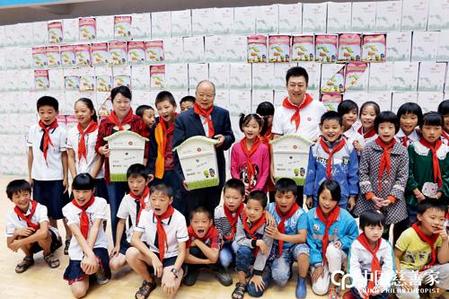 陈伟鸿通过心灵帮扶“对话”留守儿童