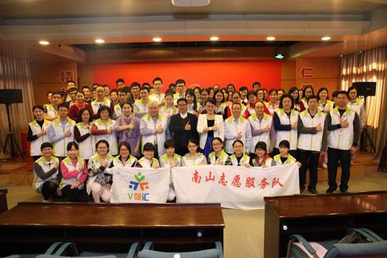 说明: 莫明聪(站立前排右1)牵头成立的南山志愿服务队