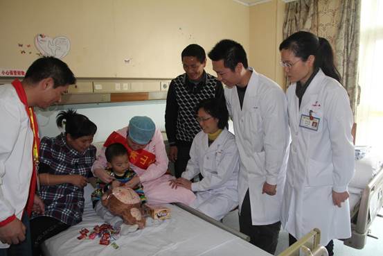 说明: 莫明聪(右2)带队开展参加“阳光乐园:关爱先心患儿”项目
