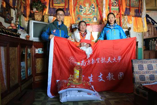 说明: 为家庭贫困的环卫工送去慰问物资和慰问金。右一：嘎玛白姆