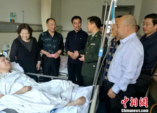 郑州“爱心渐冻人”王海龙遇困公益人士联盟捐助