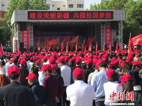 新疆昌吉州各单位、各市县及社会各界的公益服务组织开展形式多样的活动迎接“全民参与公益活动日”的到来。 梁宏涛 摄