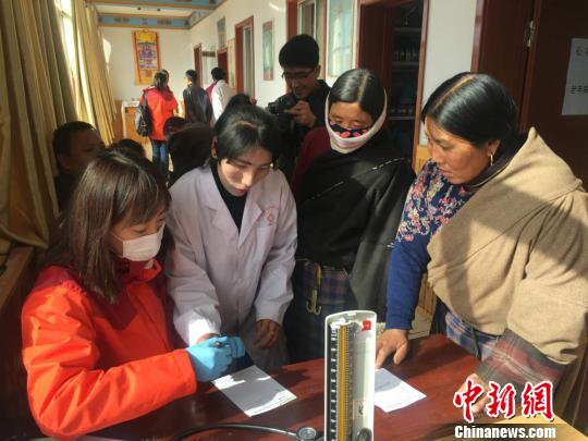 图为韩红一行公益队员在夏河县开展义诊。　钟欣 摄