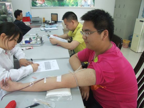 王冠雄正在进行无偿献血