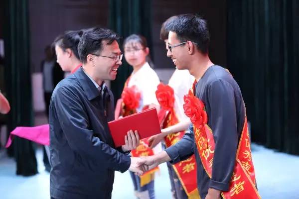 活动现场,共青团中央青年志愿者工作部部长张朝晖,自治区团委书记