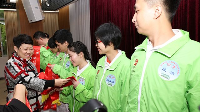 共青团广东省委副书记武一婷为志愿者佩戴绶带