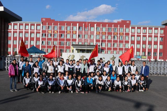 山大研支团新疆队助力伊宁县二中团委 "学雷锋"志愿服务活动