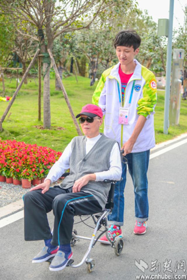 90后园博志愿者帮助他人是一种快乐