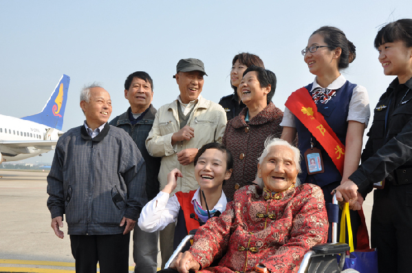 阳光服务班带百岁老人看飞机.图片来源:宁波文明网