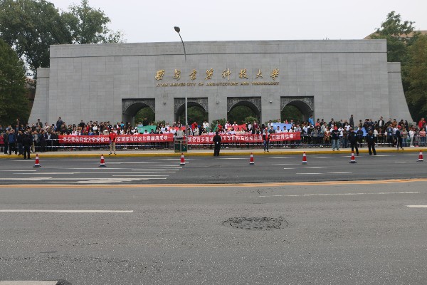 西安建筑科技大学青年志愿者助力2017西安国际马拉松赛