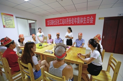 志愿者为老人过集体生日